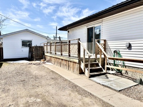 413 2 Avenue East, Oyen, AB - Outdoor With Deck Patio Veranda With Exterior