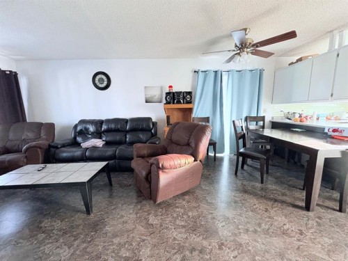 413 2 Avenue East, Oyen, AB - Indoor Photo Showing Living Room