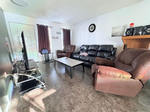 413 2 Avenue East, Oyen, AB - Indoor Photo Showing Living Room