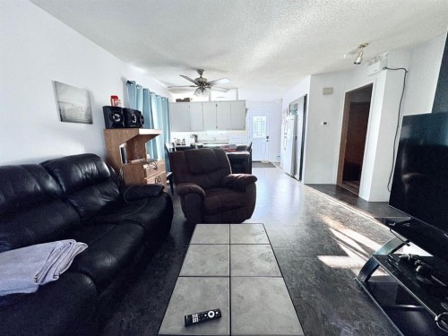 413 2 Avenue East, Oyen, AB - Indoor Photo Showing Living Room