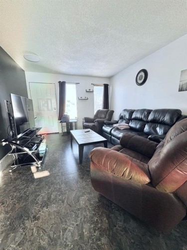 413 2 Avenue East, Oyen, AB - Indoor Photo Showing Living Room