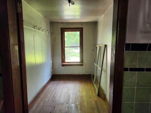 244 2 Avenue, Drumheller, AB - Indoor Photo Showing Other Room
