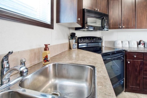 327 3 Street, Hays, AB - Indoor Photo Showing Kitchen With Double Sink