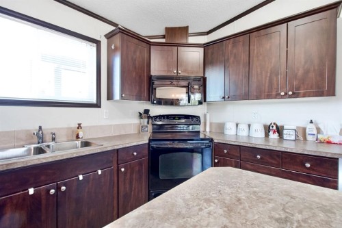 327 3 Street, Hays, AB - Indoor Photo Showing Kitchen With Double Sink