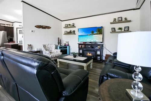 327 3 Street, Hays, AB - Indoor Photo Showing Other Room
