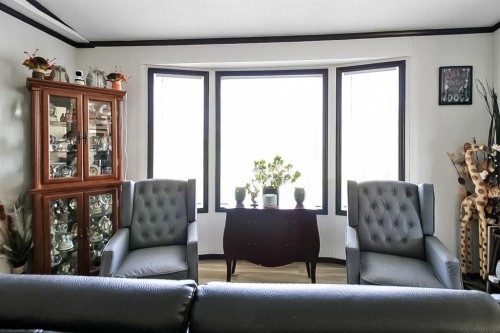 327 3 Street, Hays, AB - Indoor Photo Showing Living Room