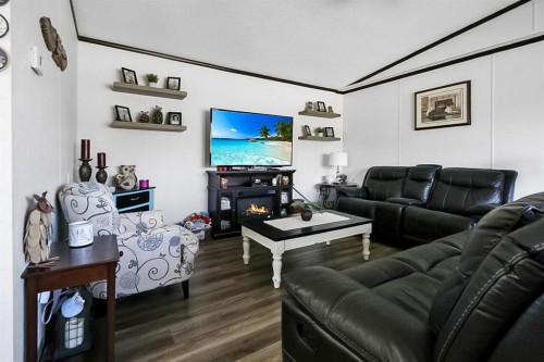 327 3 Street, Hays, AB - Indoor Photo Showing Living Room