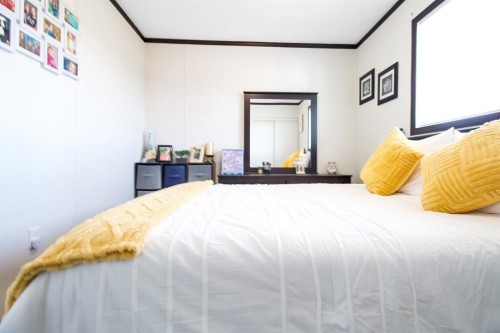 327 3 Street, Hays, AB - Indoor Photo Showing Bedroom