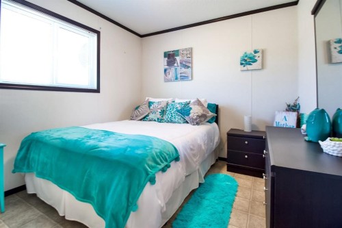 327 3 Street, Hays, AB - Indoor Photo Showing Bedroom
