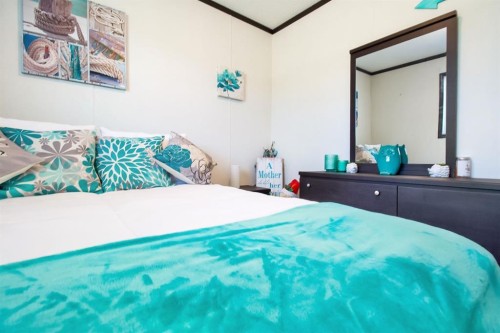 327 3 Street, Hays, AB - Indoor Photo Showing Bedroom