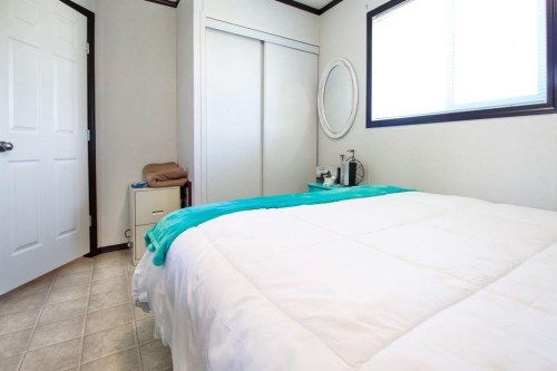 327 3 Street, Hays, AB - Indoor Photo Showing Bedroom