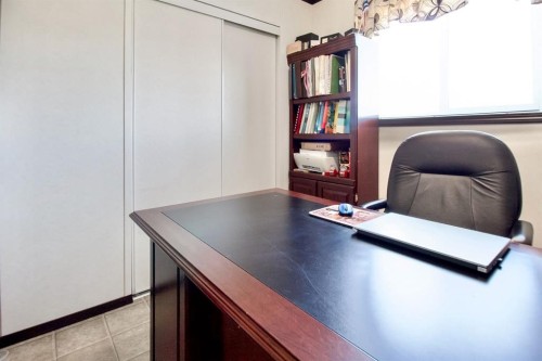 327 3 Street, Hays, AB - Indoor Photo Showing Office