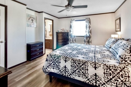 327 3 Street, Hays, AB - Indoor Photo Showing Bedroom