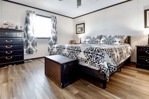 327 3 Street, Hays, AB - Indoor Photo Showing Bedroom