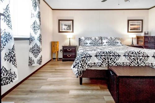 327 3 Street, Hays, AB - Indoor Photo Showing Bedroom