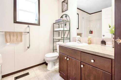 327 3 Street, Hays, AB - Indoor Photo Showing Bathroom
