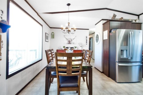 327 3 Street, Hays, AB - Indoor Photo Showing Dining Room