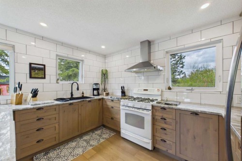 10-2168 587 Highway, Bowden, AB - Indoor Photo Showing Kitchen