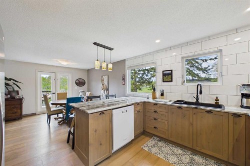 10-2168 587 Highway, Bowden, AB - Indoor Photo Showing Kitchen