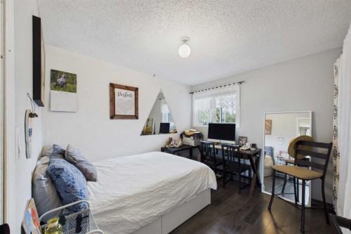 10-2168 587 Highway, Bowden, AB - Indoor Photo Showing Bedroom