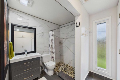 10-2168 587 Highway, Bowden, AB - Indoor Photo Showing Bathroom