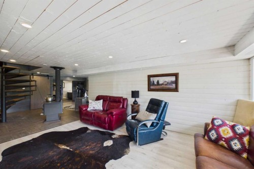 10-2168 587 Highway, Bowden, AB - Indoor