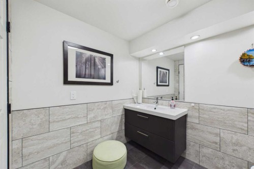 10-2168 587 Highway, Bowden, AB - Indoor Photo Showing Bathroom