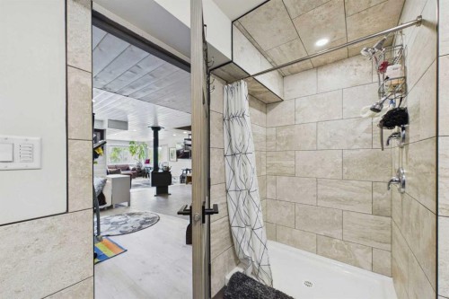 10-2168 587 Highway, Bowden, AB - Indoor Photo Showing Bathroom