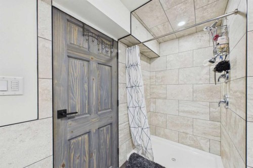 10-2168 587 Highway, Bowden, AB - Indoor Photo Showing Bathroom