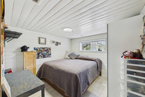 10-2168 587 Highway, Bowden, AB - Indoor Photo Showing Bedroom