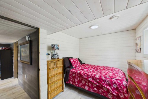 10-2168 587 Highway, Bowden, AB - Indoor Photo Showing Bedroom