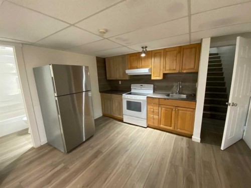 1708 2 Avenue East, Brooks, AB - Indoor Photo Showing Kitchen