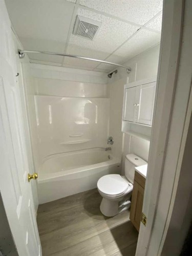 1708 2 Avenue East, Brooks, AB - Indoor Photo Showing Bathroom