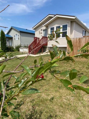 1708 2 Avenue East, Brooks, AB - Outdoor With Deck Patio Veranda