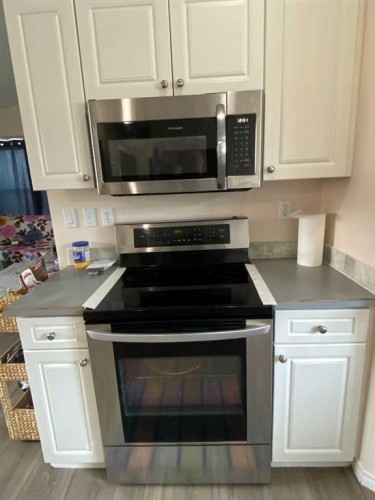 1708 2 Avenue East, Brooks, AB - Indoor Photo Showing Kitchen