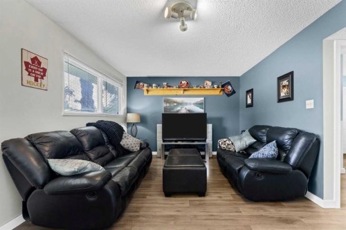 101 Ingram Park Drive East, Brooks, AB - Indoor Photo Showing Living Room