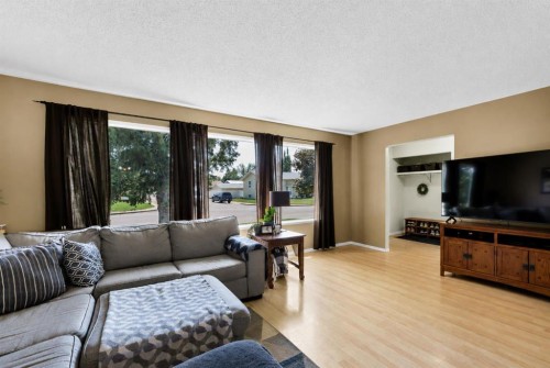 101 Ingram Park Drive East, Brooks, AB - Indoor Photo Showing Living Room