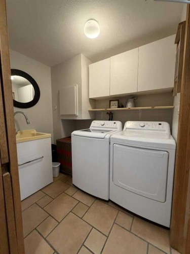 83002 Rge Rd 194, Coaldale, AB - Indoor Photo Showing Laundry Room