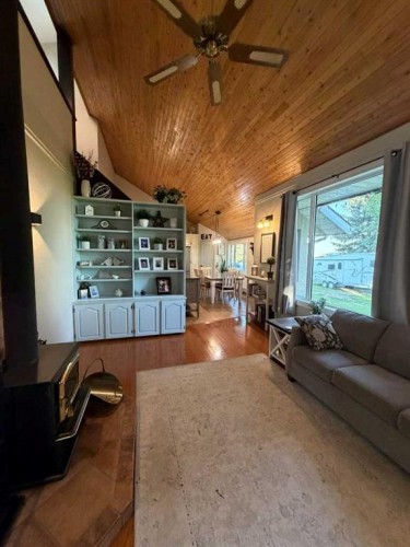 83002 Rge Rd 194, Coaldale, AB - Indoor Photo Showing Living Room