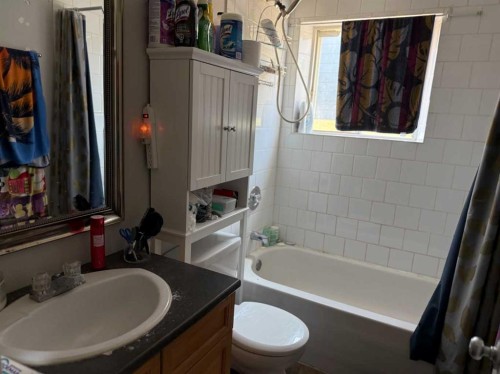 3 Oak Avenue West, Brooks, AB - Indoor Photo Showing Bathroom