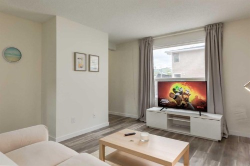 4627 73 Street Nw, Calgary, AB - Indoor Photo Showing Living Room