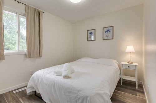 4627 73 Street Nw, Calgary, AB - Indoor Photo Showing Bedroom
