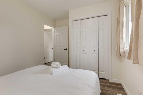 4627 73 Street Nw, Calgary, AB - Indoor Photo Showing Bedroom