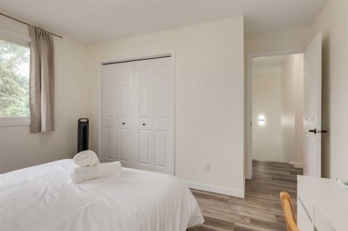 4627 73 Street Nw, Calgary, AB - Indoor Photo Showing Bedroom