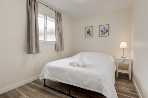 4627 73 Street Nw, Calgary, AB - Indoor Photo Showing Bedroom