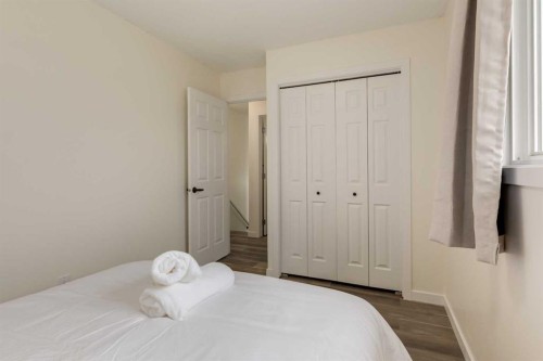 4627 73 Street Nw, Calgary, AB - Indoor Photo Showing Bedroom