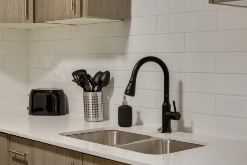 4627 73 Street Nw, Calgary, AB - Indoor Photo Showing Kitchen With Double Sink