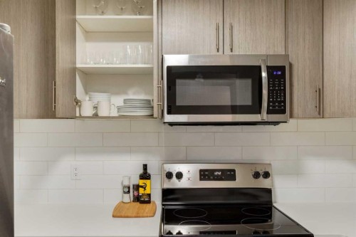 4627 73 Street Nw, Calgary, AB - Indoor Photo Showing Kitchen