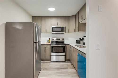 4627 73 Street Nw, Calgary, AB - Indoor Photo Showing Kitchen
