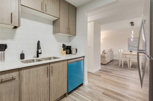 4627 73 Street Nw, Calgary, AB - Indoor Photo Showing Kitchen With Double Sink With Upgraded Kitchen